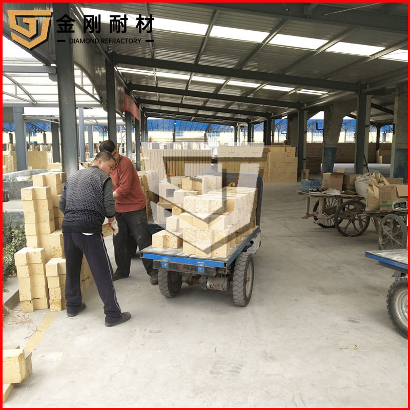 山東香蕉视频入口污耐（nài）火材料有限公（gōng）司耐火磚發貨展示